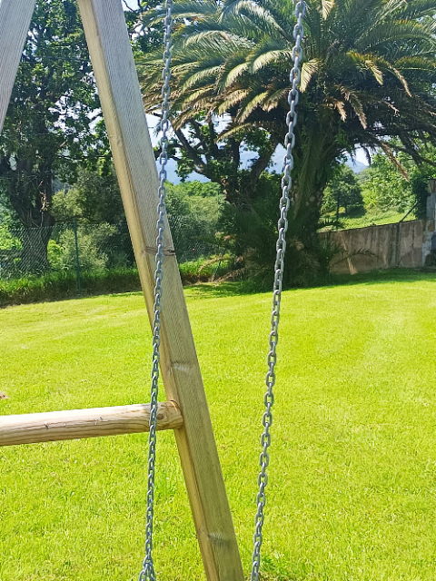 columpio-en-jardin-el-urrogallo-casa-alquier-integro-sebreñu-asturias-