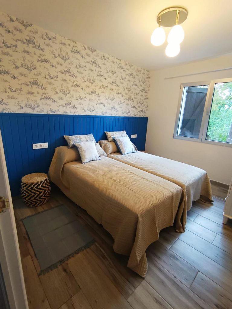 habitacion-camas-individuales-la-buganvilla-sebreñu-ribadesella