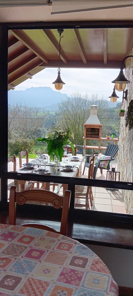 porche-con-vistas-el-urogallo-casa-rural-sebreñu-ribadesella